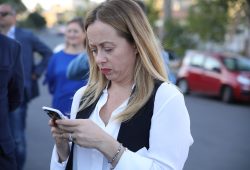 Analisi di una “chat delle mamme” tipo: anche Giorgia Meloni è dentro il temuto gruppo whatsapp